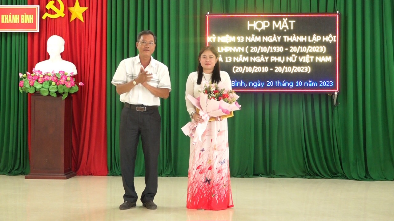 khen thưởng cho 2 cán bộ Phụ nữ tiêu biểu