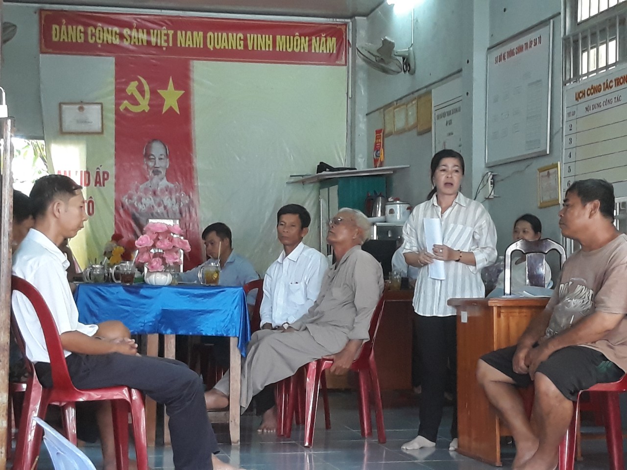 Họp dân tại Văn phòng ấp Sa Tô