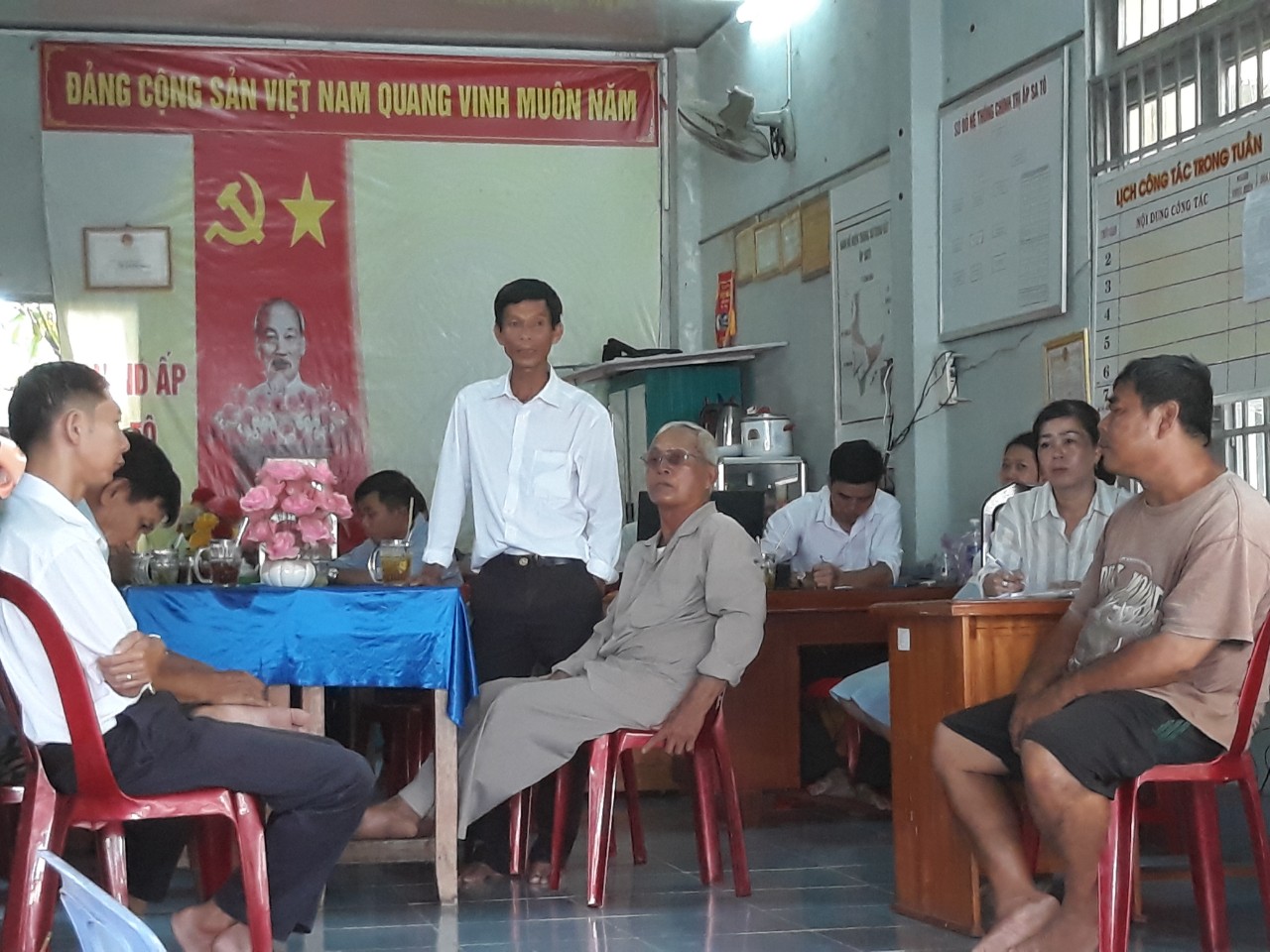 Họp dân tại Văn phòng ấp Sa Tô