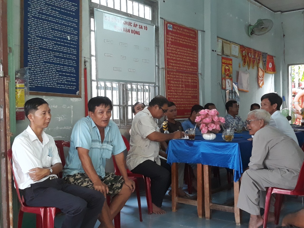 Họp dân tại Văn phòng ấp Sa Tô