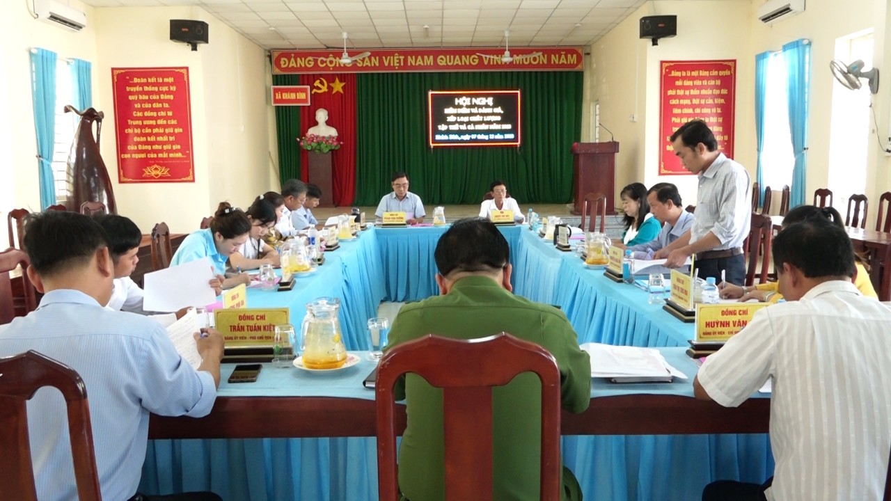 đảng ủy họp đánh giá cuối năm