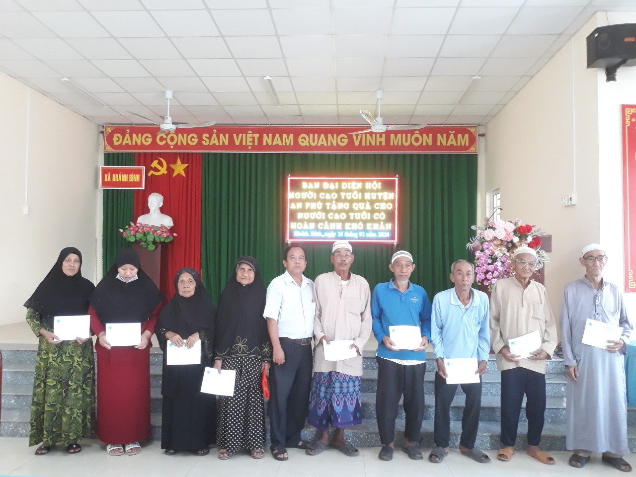 tặng quà cho người cao tuổi
