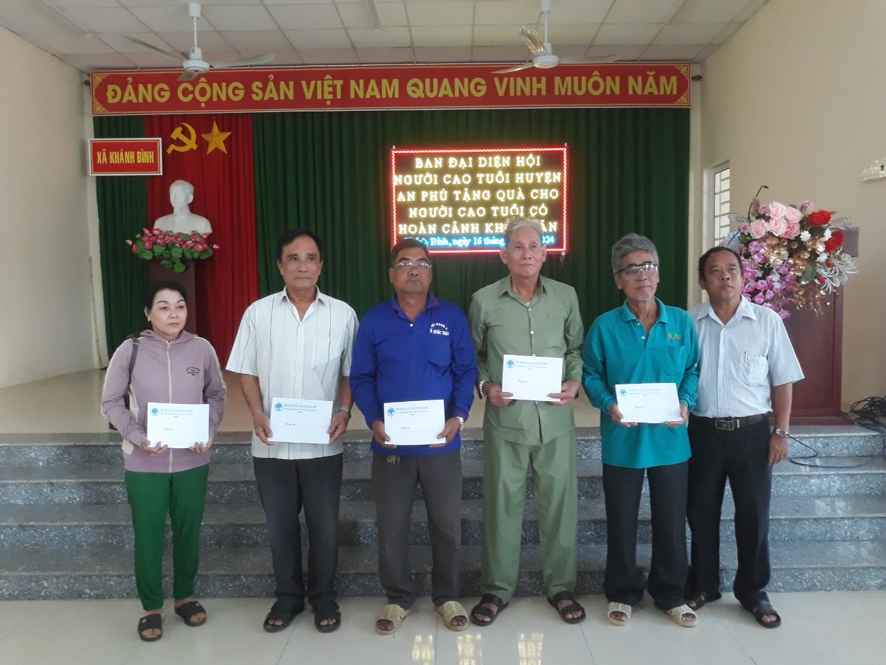tặng quà cho người cao tuổi