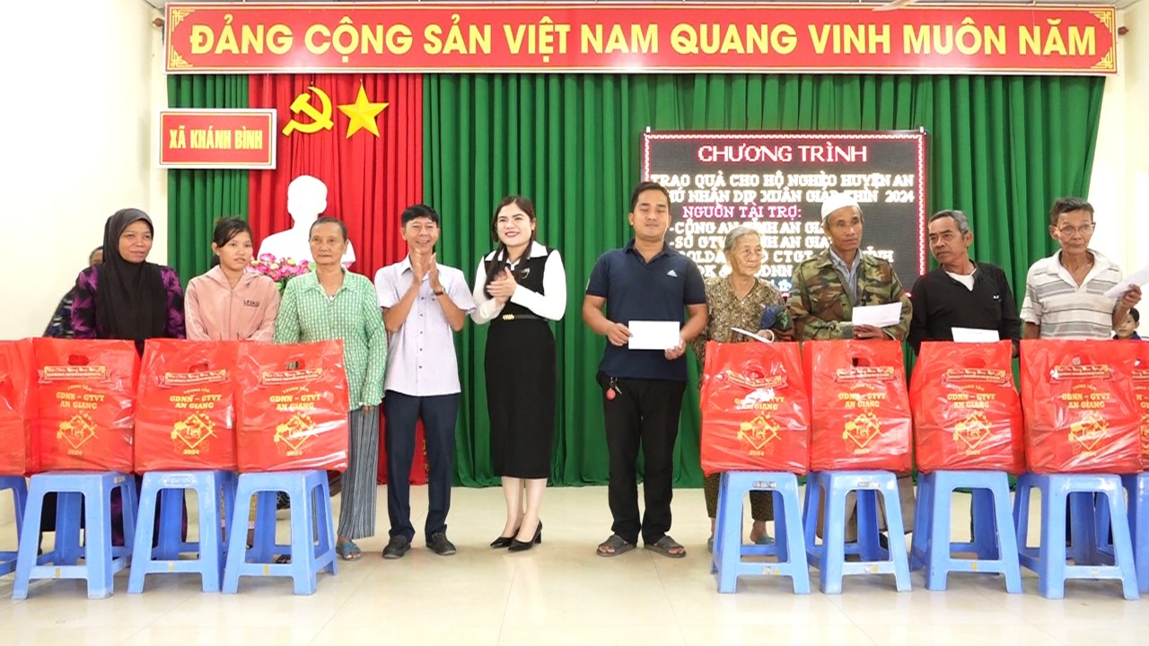 Lãnh đạo địa phương và đơn vị tài trợ trao quà tết