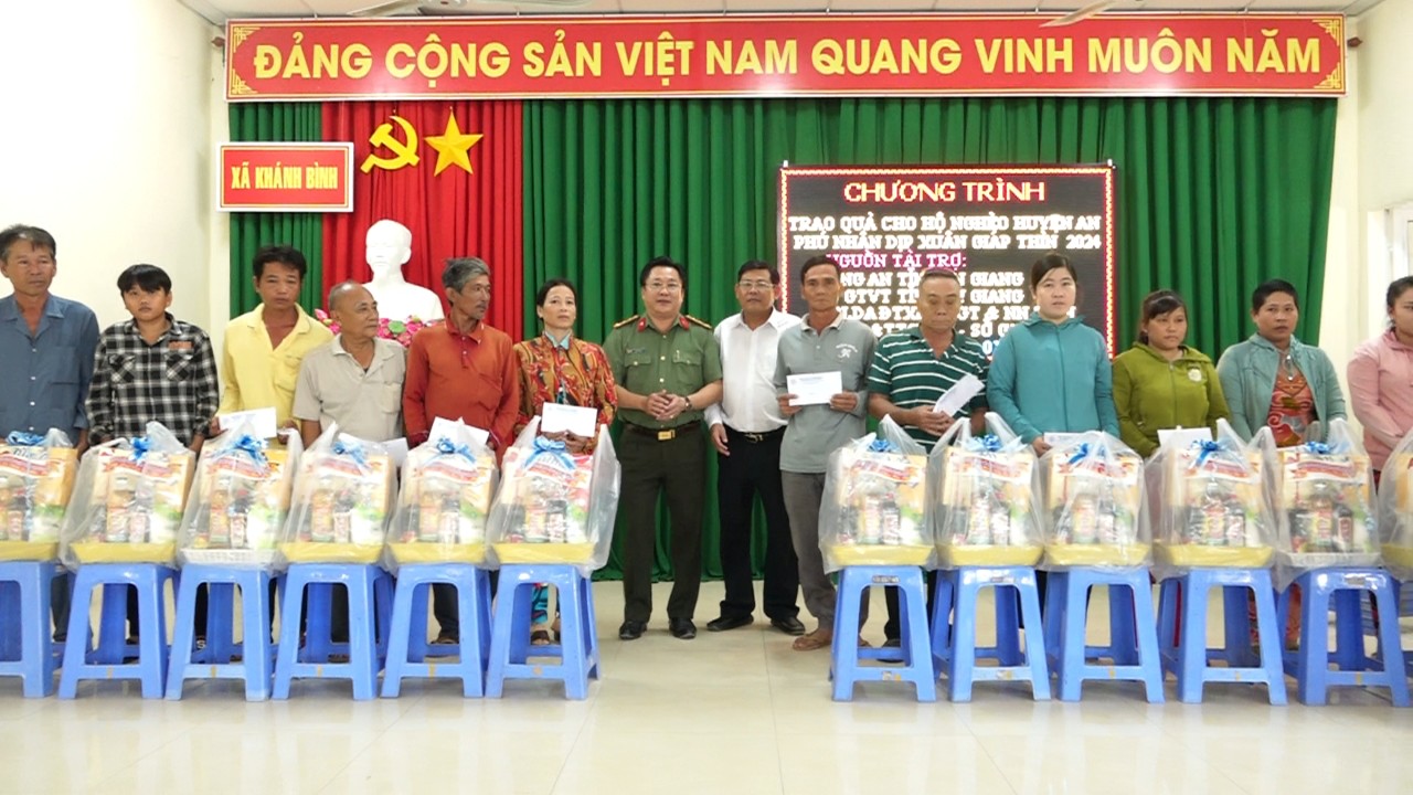 Giám đốc Sở giao thông Vận tải và Giám đốc Công an tỉnh trao quà cho hộ dân