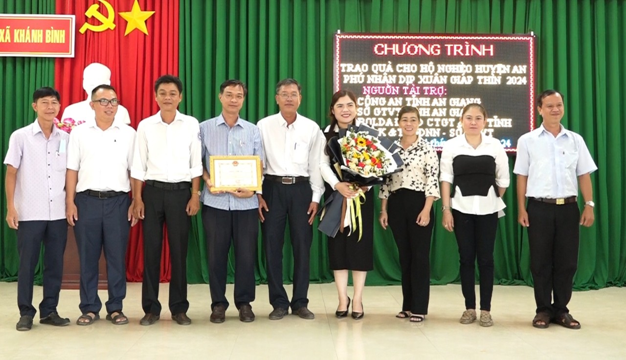 Trao hoa và giấy cảm tạ cho đơn vị hỗ trợ quà tết