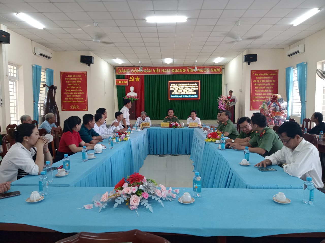 Lãnh đạo xã Khánh Bình báo cáo với Đoàn công tác