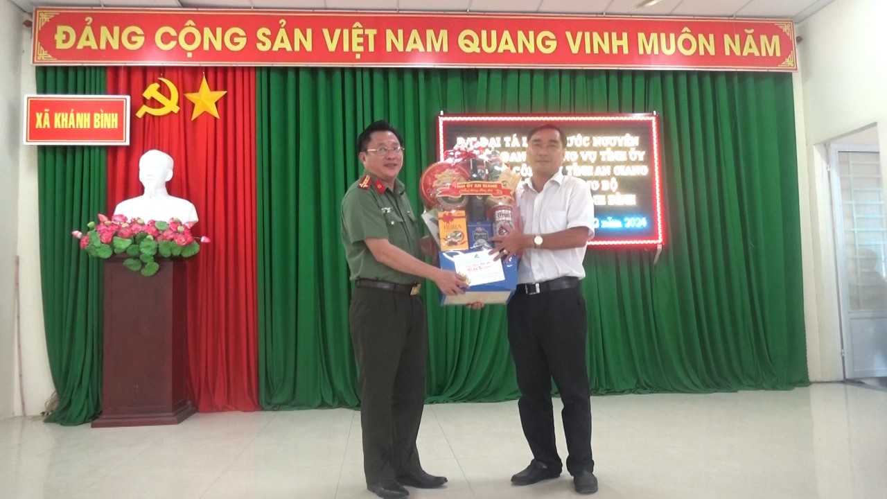 Đại tá Lâm Phước Nguyên, Giám đốc Công an tỉnh tặng quà chúc Tết Đảng bộ xã Khánh Bình