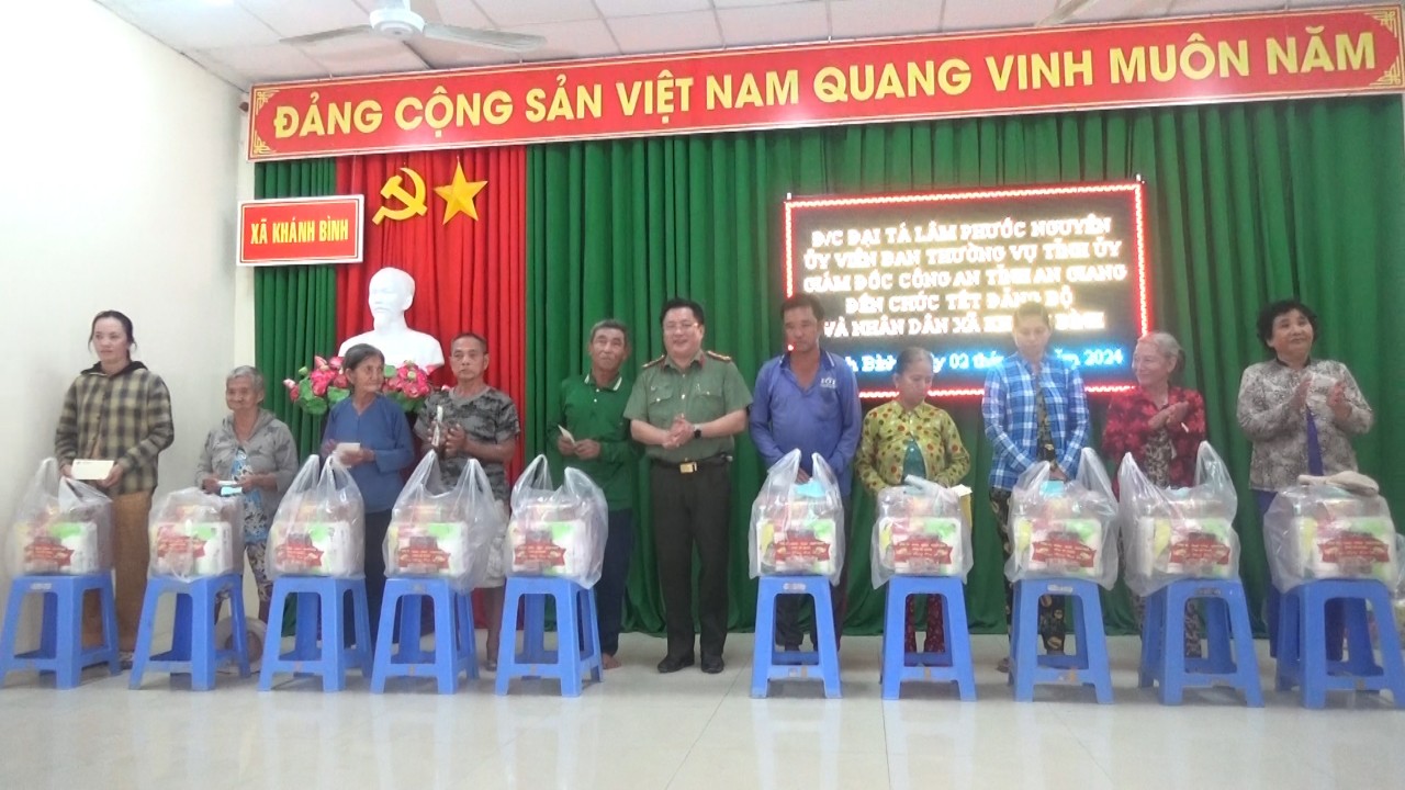 Trao tặng quà cho hộ nghèo, gia đình chính sách