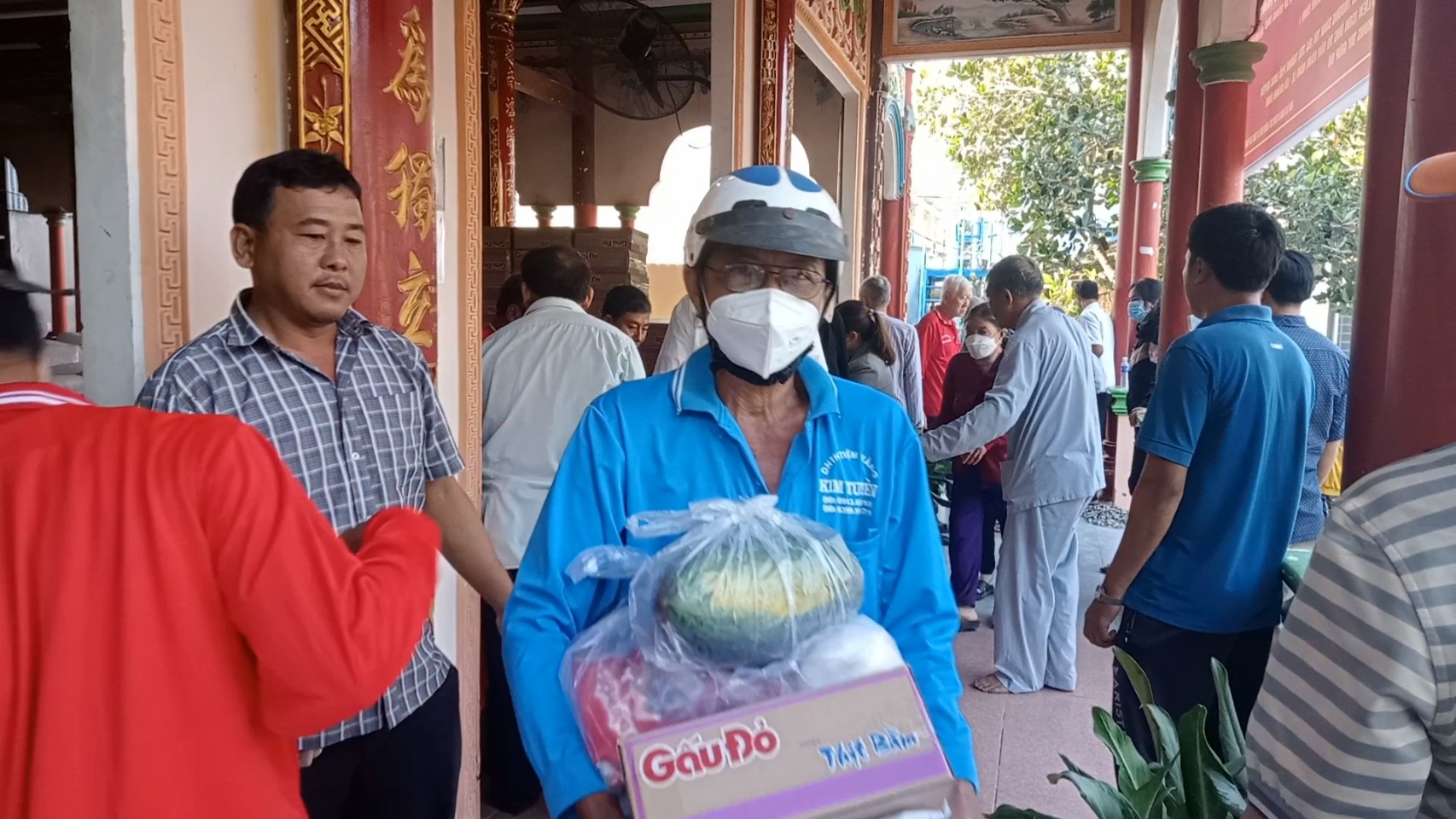 Niềm vui của các hộ dân được nhận quà tết