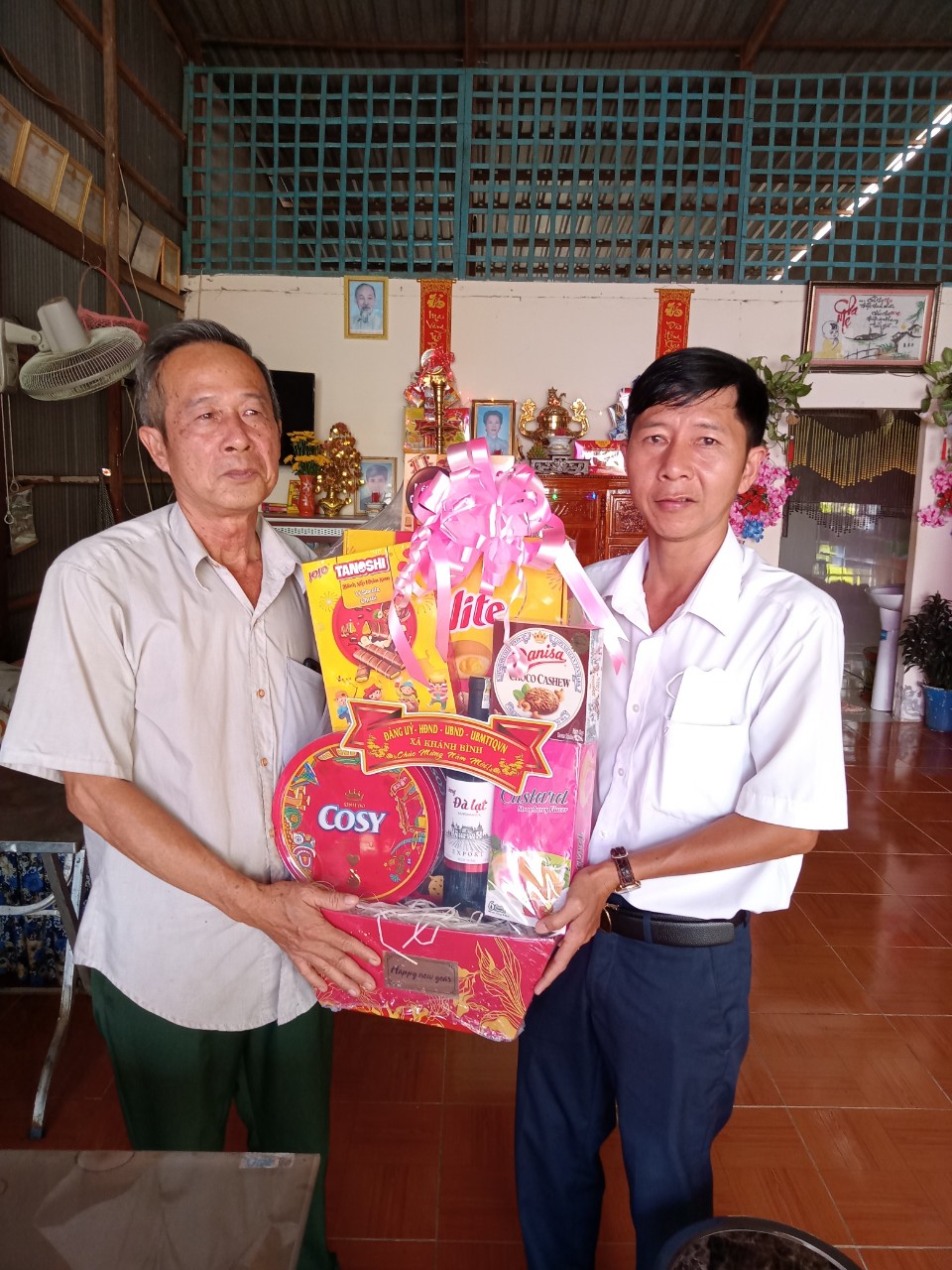 Lãnh đạo địa phương trao quà cho các nguyên lãnh đạo xã và các điểm trường