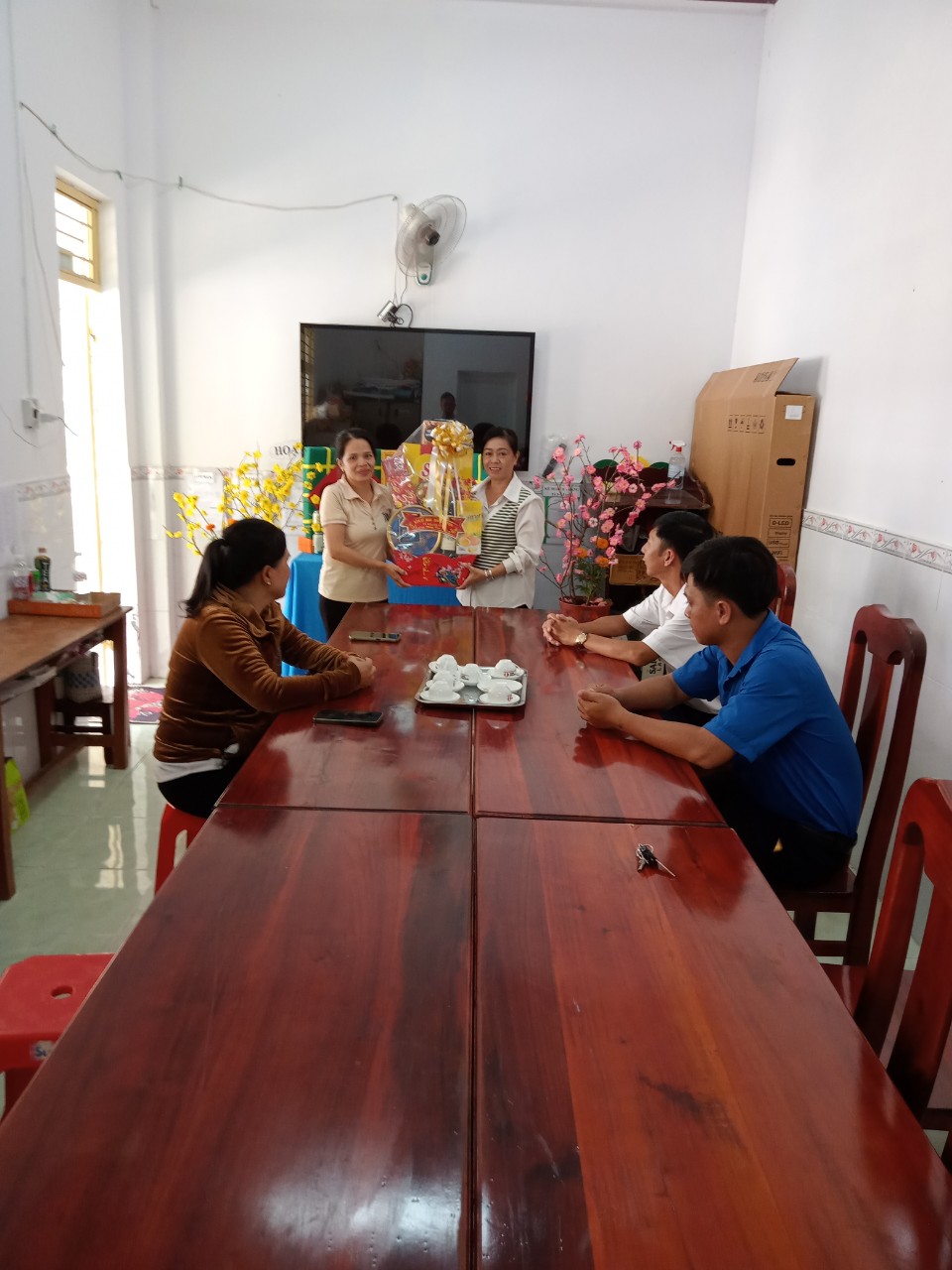 Lãnh đạo địa phương trao quà cho các nguyên lãnh đạo xã và các điểm trường