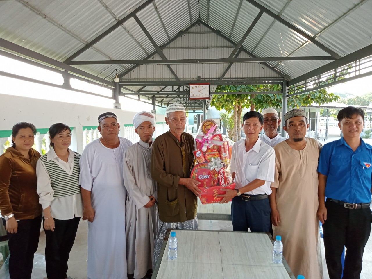 Ông Trình Minh Tựu - Phó Bí thư thường trực Đảng ủy thăm và chúc tết Ban quản trị thánh đường Chăm
