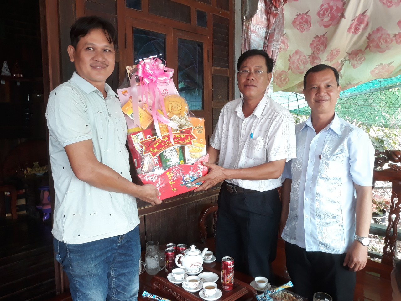 Lãnh đạo địa phương trao quà cho các nguyên lãnh đạo xã và các điểm trường