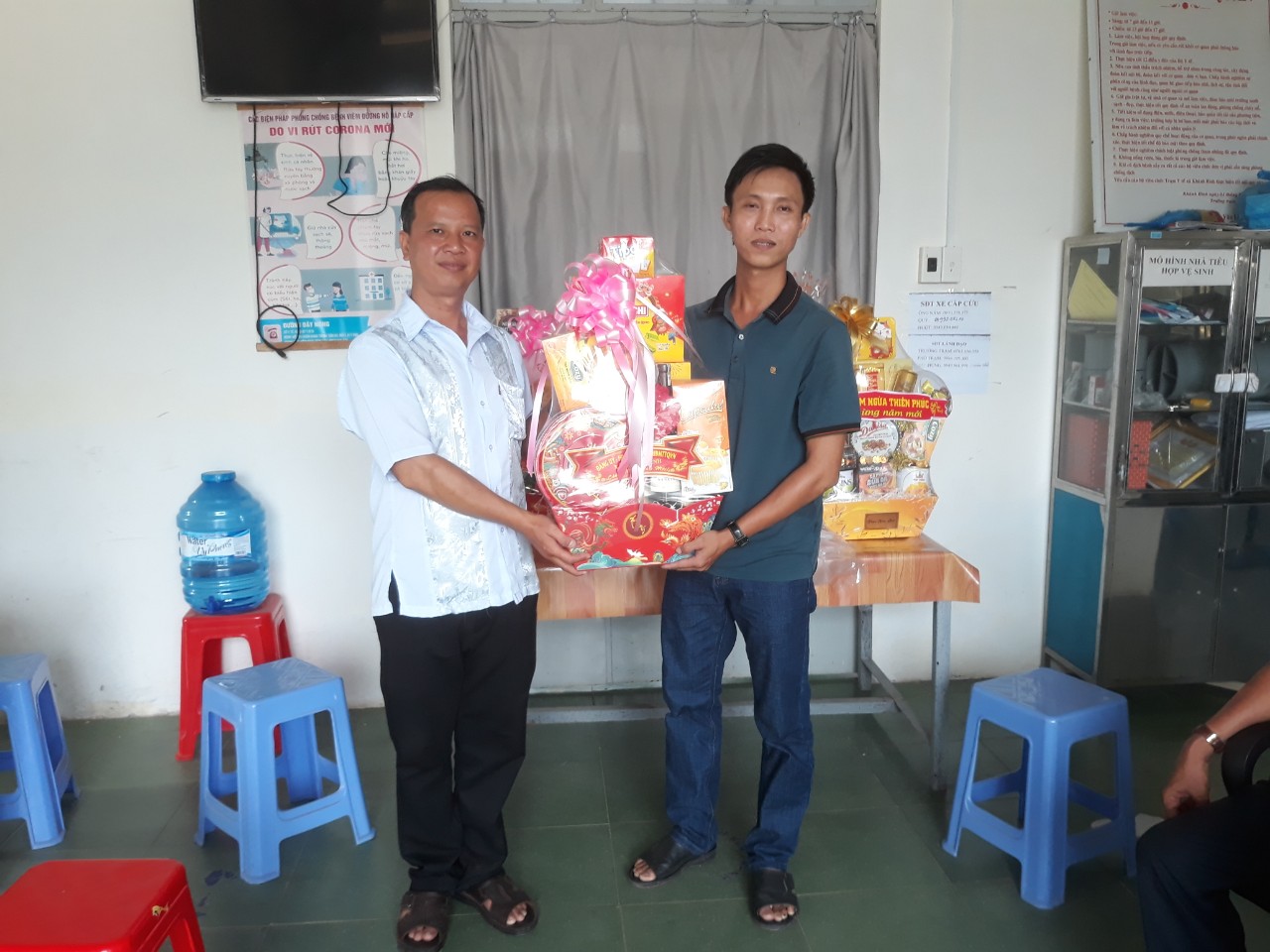 Lãnh đạo địa phương trao quà cho các nguyên lãnh đạo xã và các điểm trường