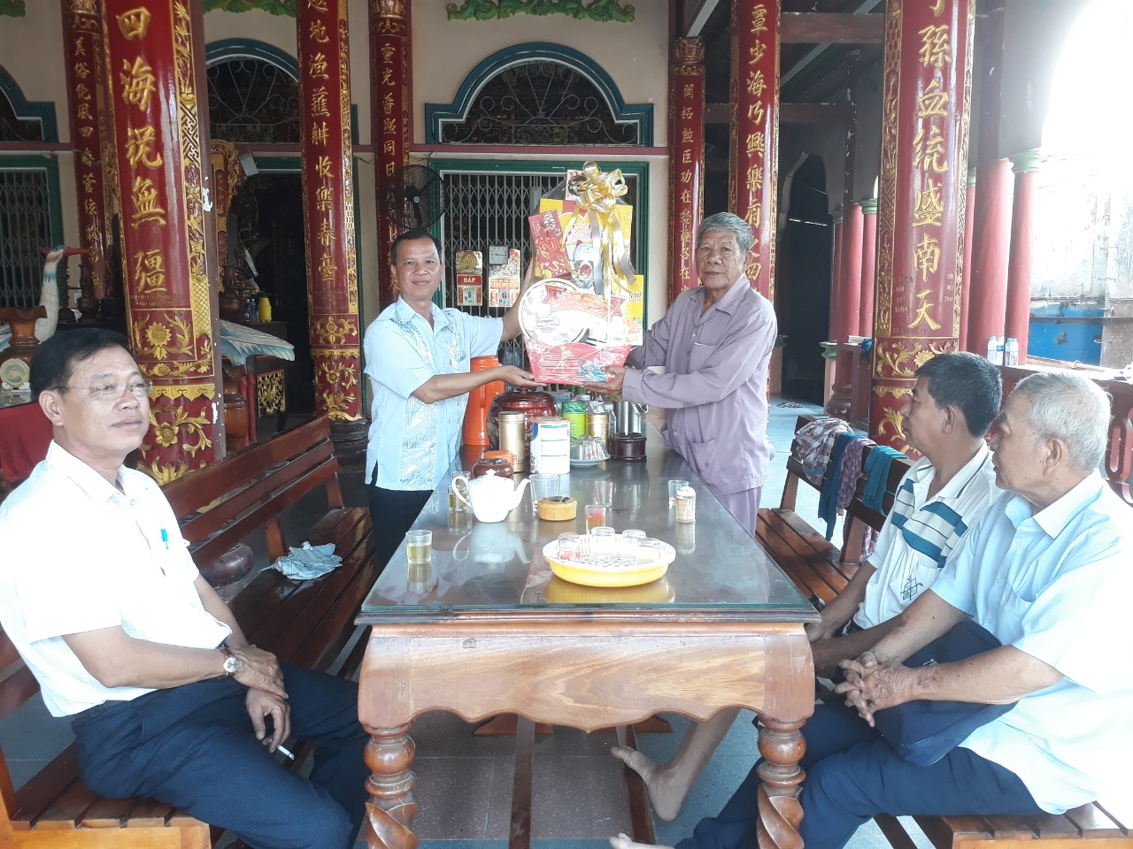 Ông Trình Thanh Phong - Phó Bí thư Đảng ủy - Trưởng Khối Dân vận thăm và chúc tết Hội Chữ thập đỏ