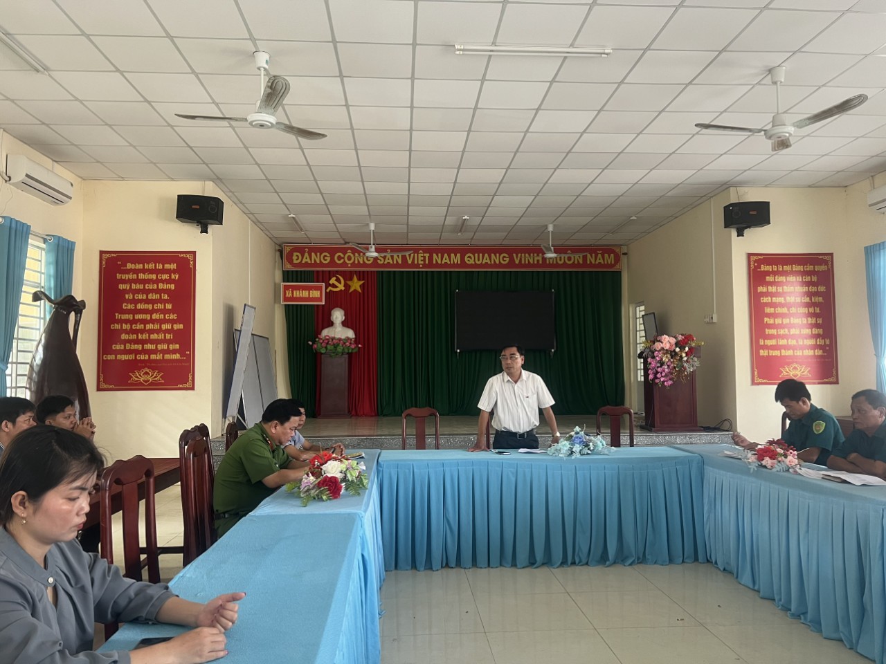 Ông Phan Văn Tường, Bí thư Đảng ủy - Chủ tịch UBND - Chủ tịch Hội đồng nghĩa vụ quân sự xã Khánh Bình phát biểu
