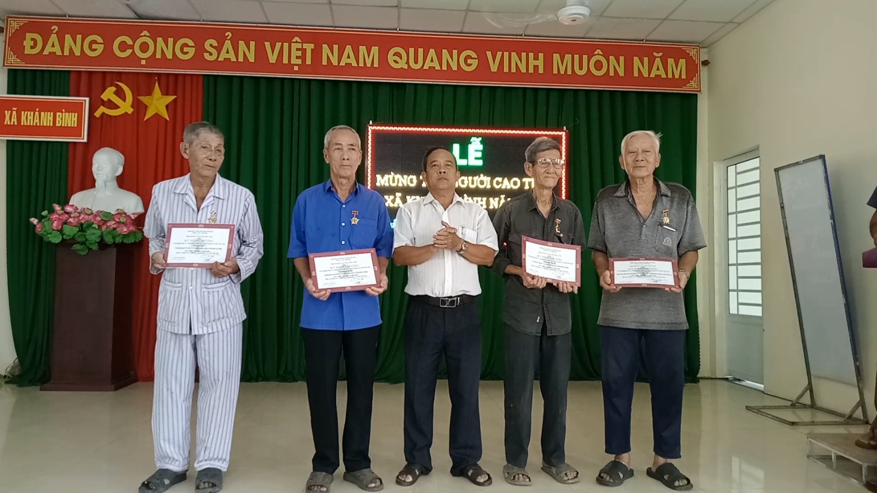 Ông Huỳnh Phước Hoá, Chủ tịch Hội Người cao tuổi huyện An Phú trao Kỷ niệm chương cho các cụ