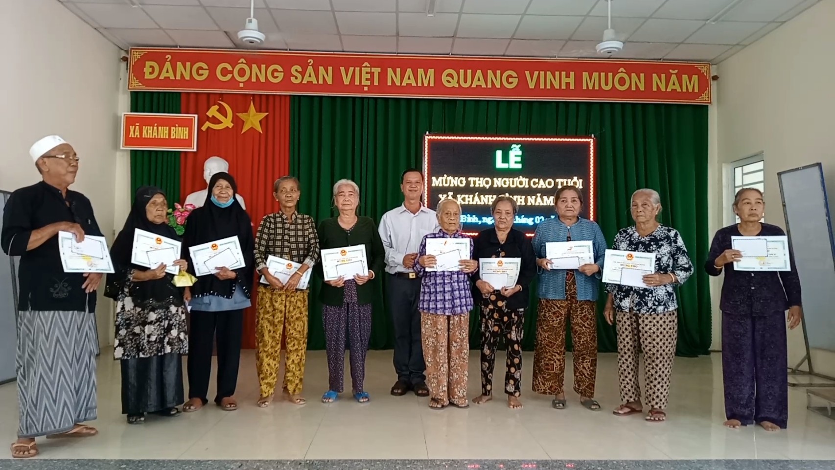 Trao giấy mừng thọ và quà cho người cao tuổi