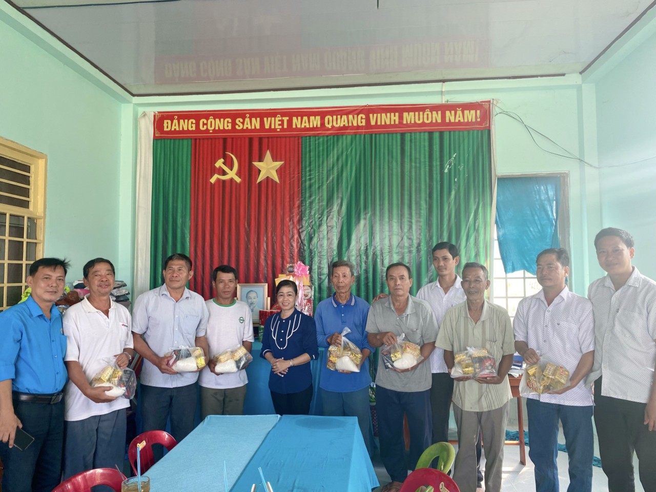 Lãnh đạo xã khánh bình thăm và chúc tết các tổ an ninh nhân dân trên địa bàn xã
