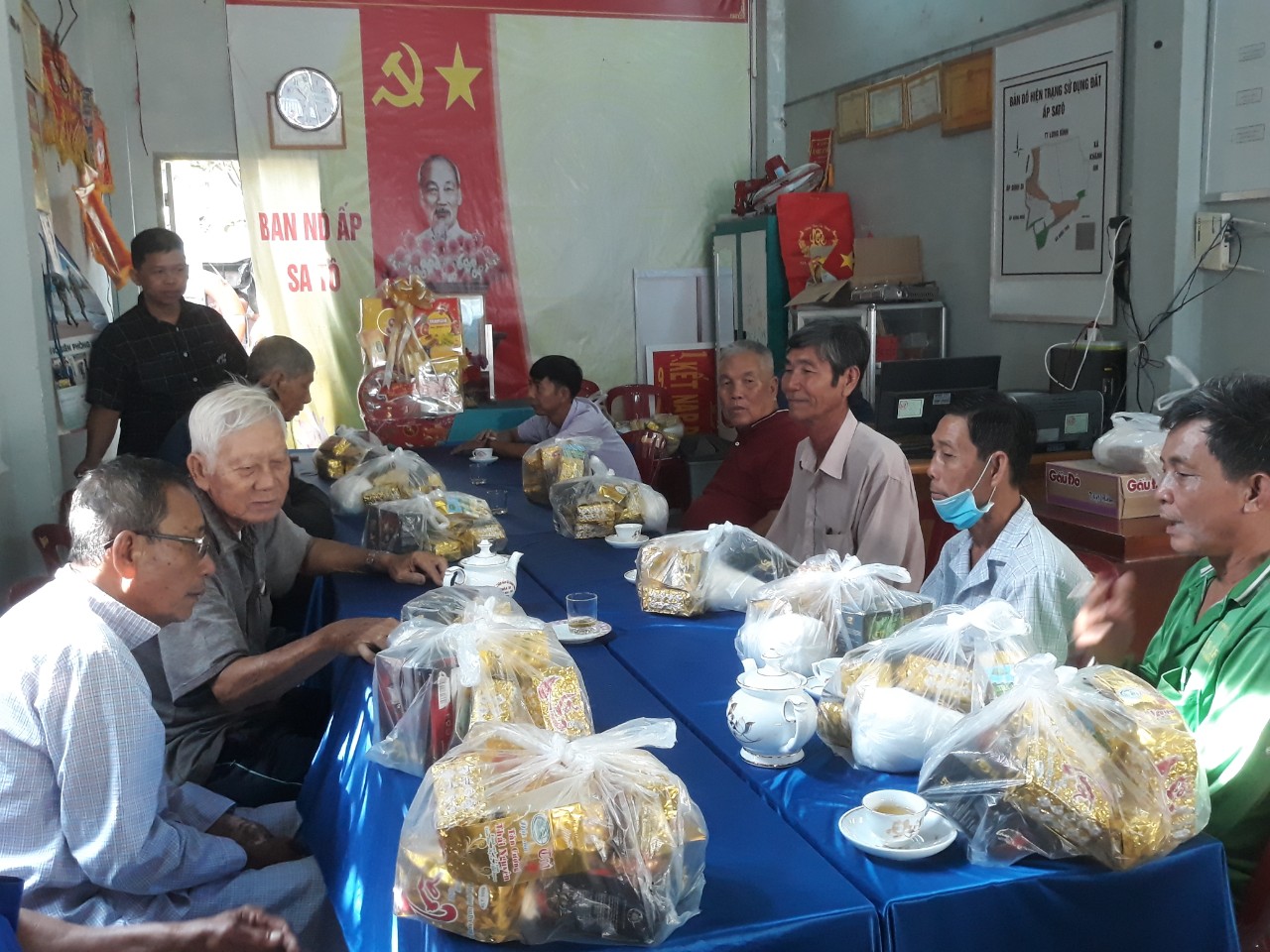 Lãnh đạo xã khánh bình thăm và chúc tết các tổ an ninh nhân dân trên địa bàn xã