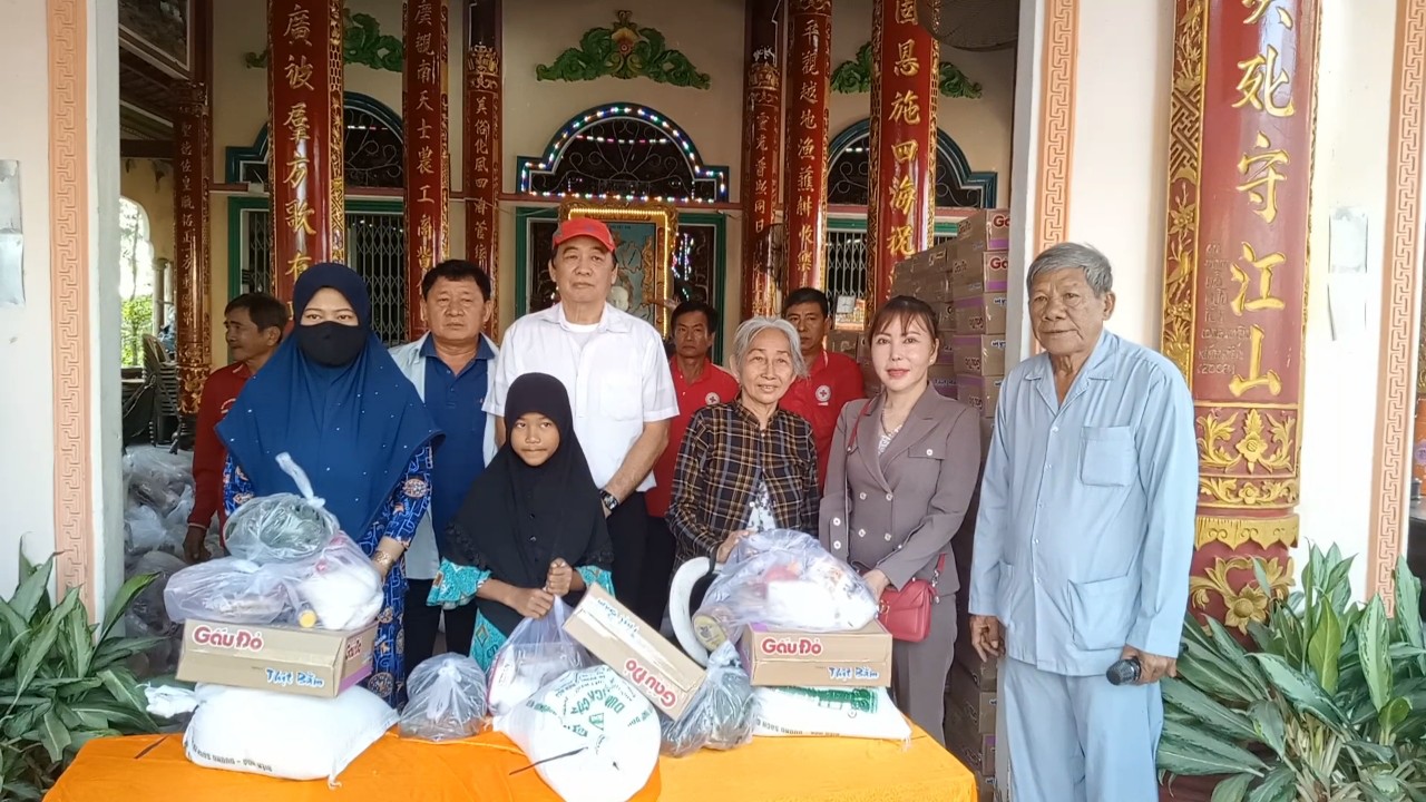 Các mạnh thường quân trao quà tết cho hộ nghèo
