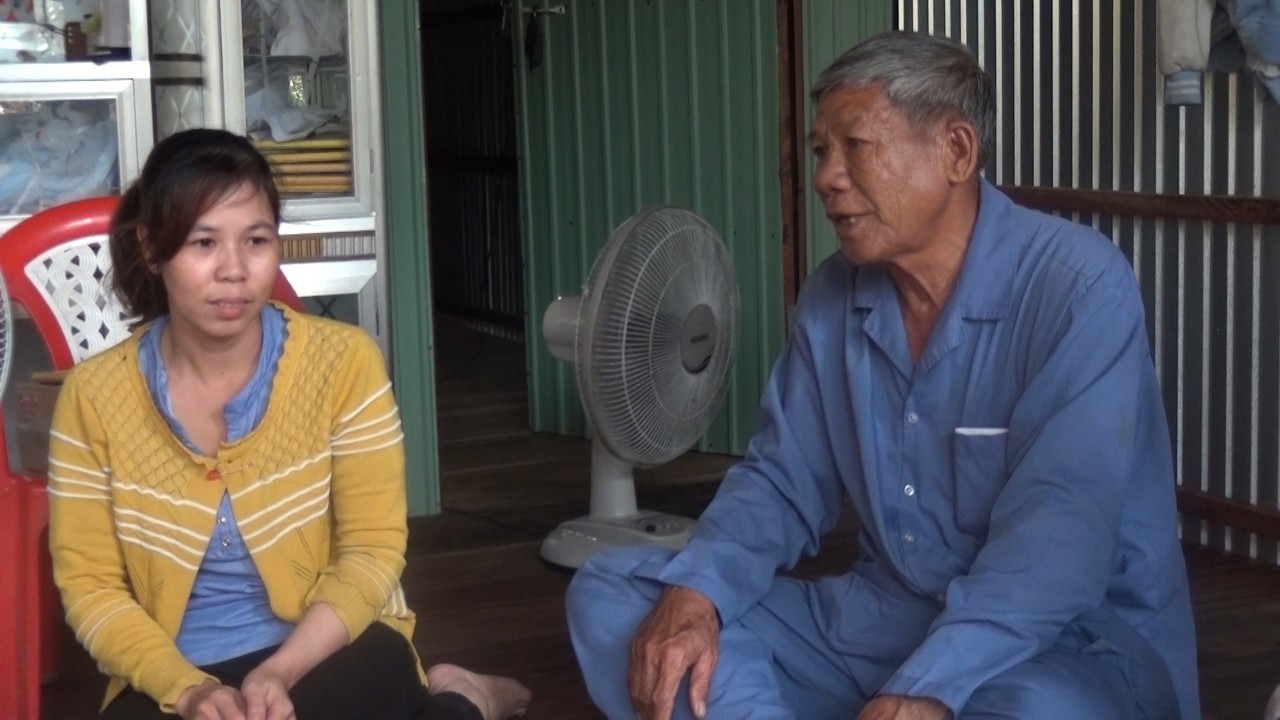 Ông Võ Văn Năm, Phó Chủ tịch Hội Chữ thập đỏ xã Khánh Bình chúc mừng gia đình có căn nhà mới