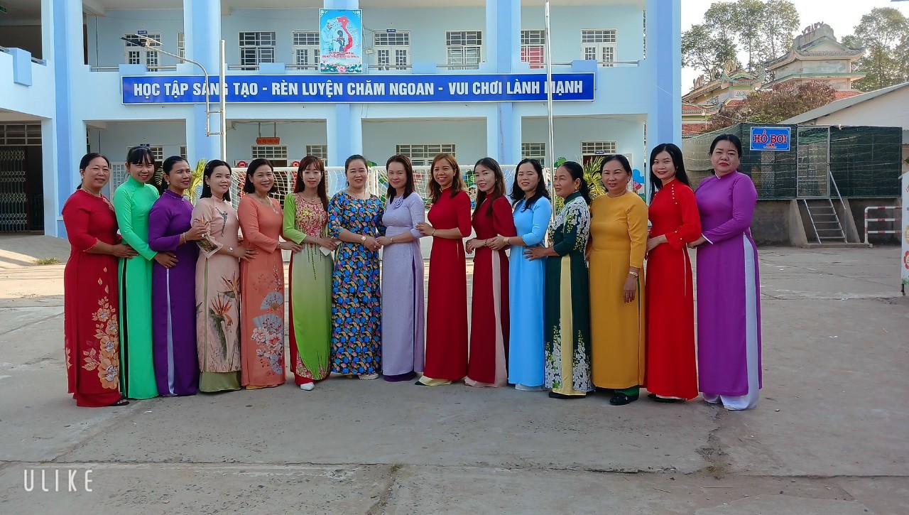 Nữ cán bộ quản lý, giáo viên trường Tiểu học Khánh Bình tham gia hưởng ứng