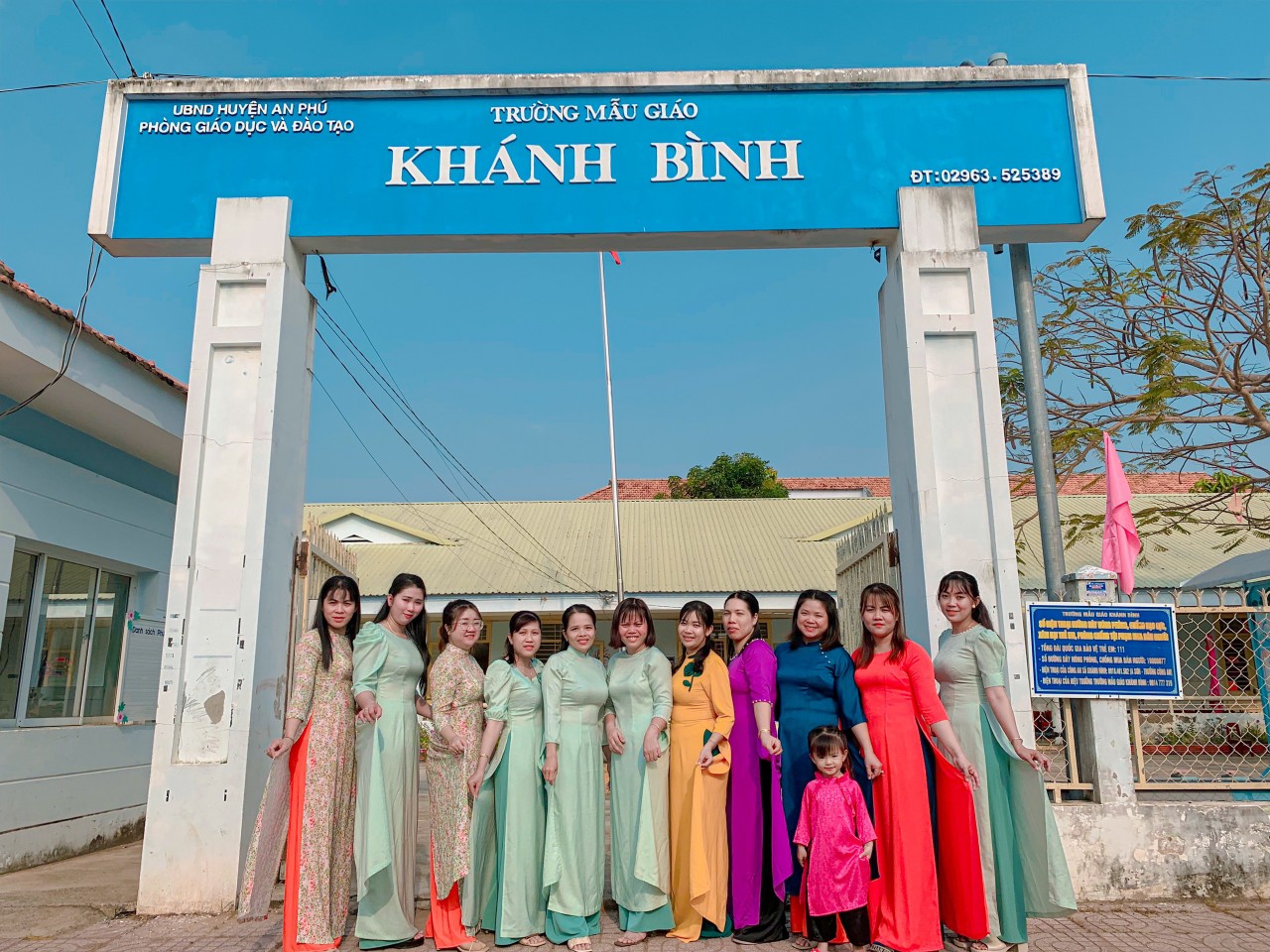 Cán bộ, giáo viên trường Mẫu giáo Khánh Bình hưởng ứng hoạt động