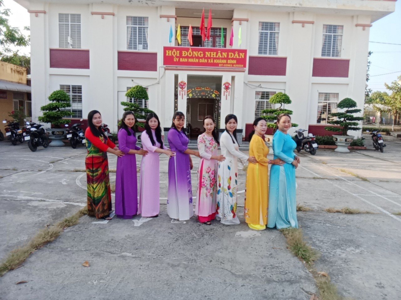 Cán bộ, hội viên phụ nữ xã Khánh Bình hưởng ứng Tuần lễ áo dài