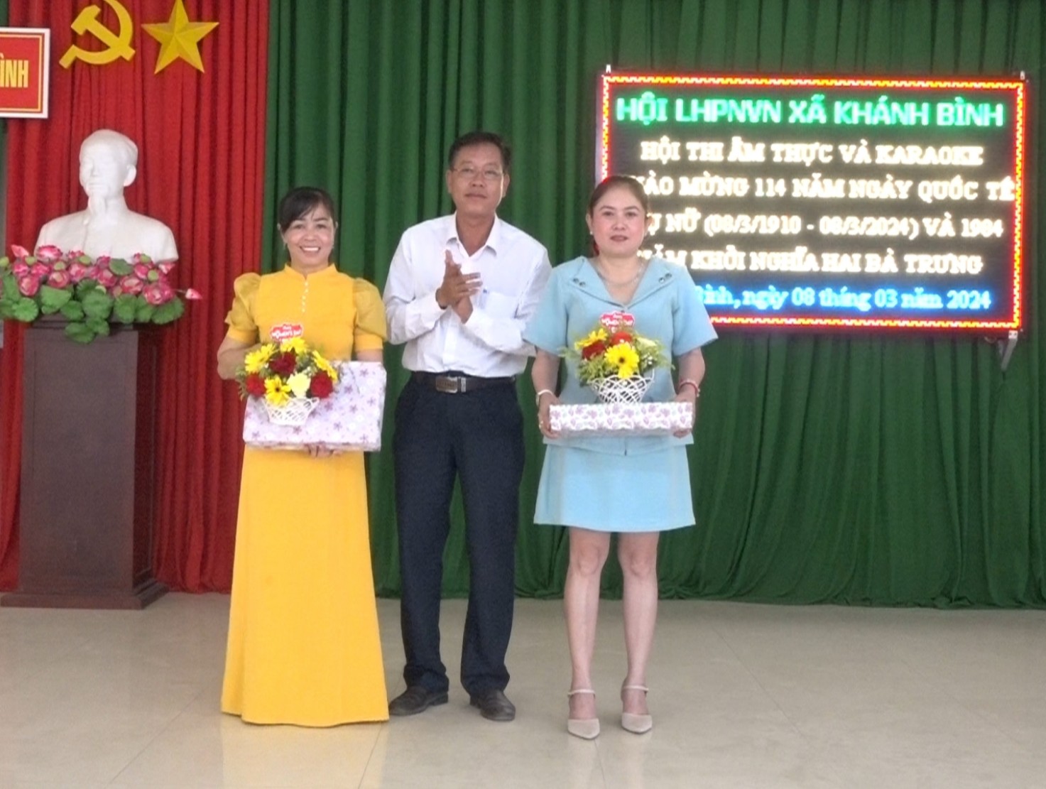 Tặng quà chúc mừng lãnh đạo phụ nữ xã