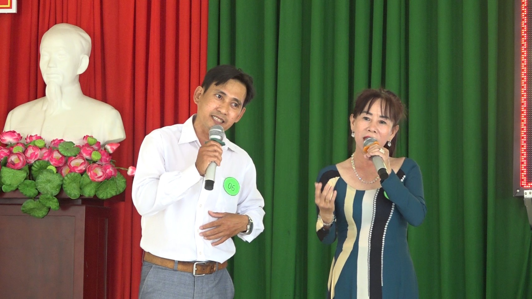 Tiết mục dự thi hát Karaoke của đơn vị ấp Bình Di