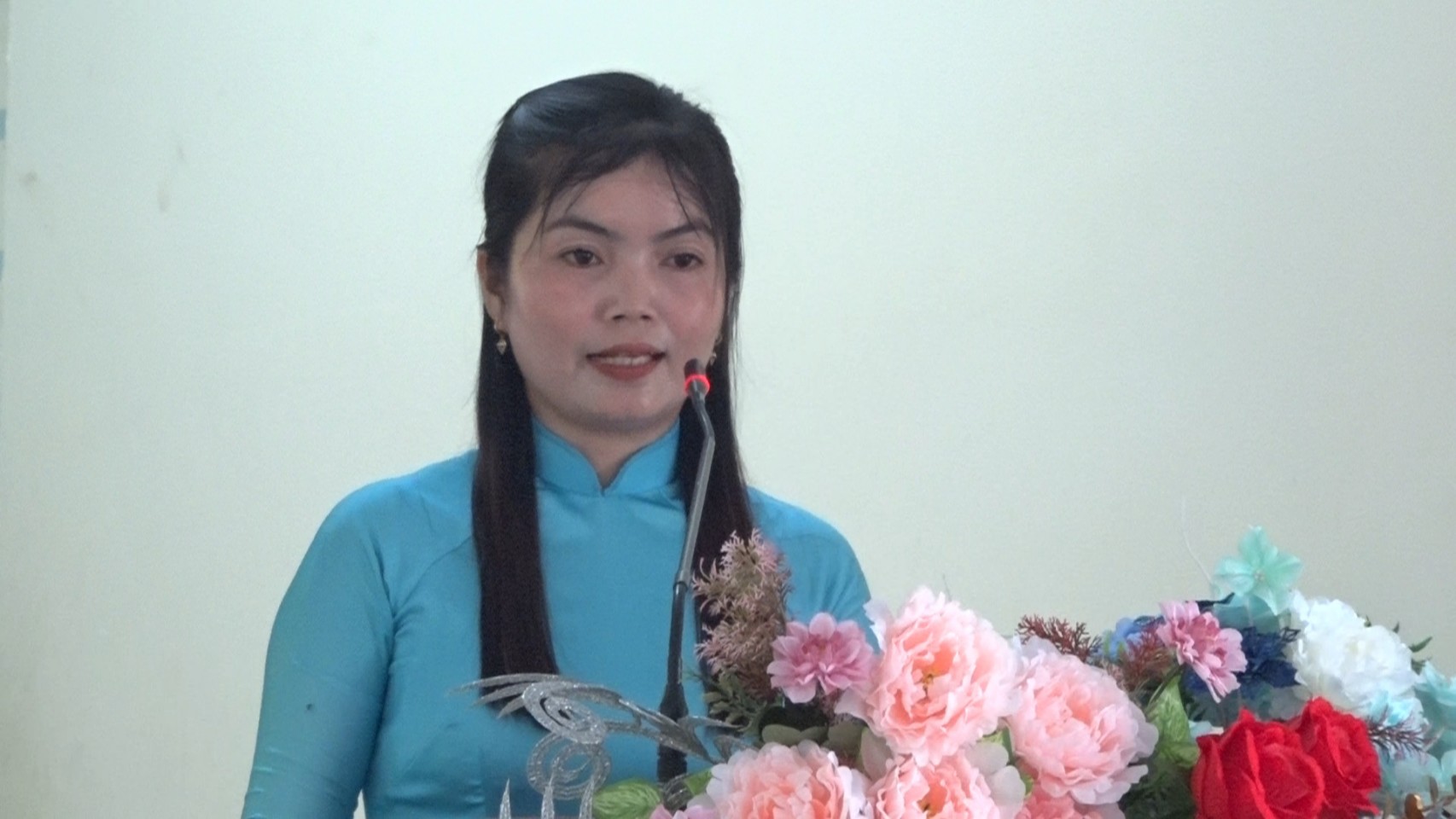 Chủ tịch Hội Liên hiệp Phụ nữ xã Khánh Bình, Lê Thị Hiểu, ôn lại kỷ niệm Ngày Quốc tế Phụ nữ 8/3