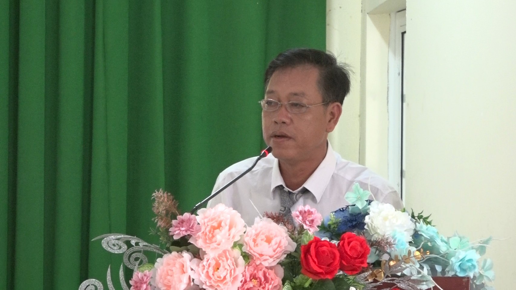 Ông Trình Thanh Phong, Phó Bí thư Đảng ủy xã phát biểu chúc mừng Ngày Quốc tế Phụ nữ