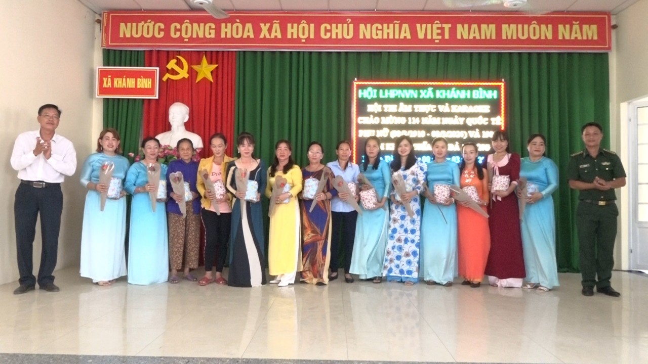 Tặng quà chúc mừng chị em phụ nữ