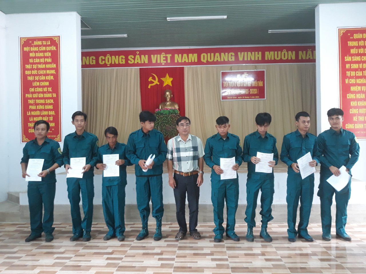 Trao quyết định cho ra quân và kết nạp mới