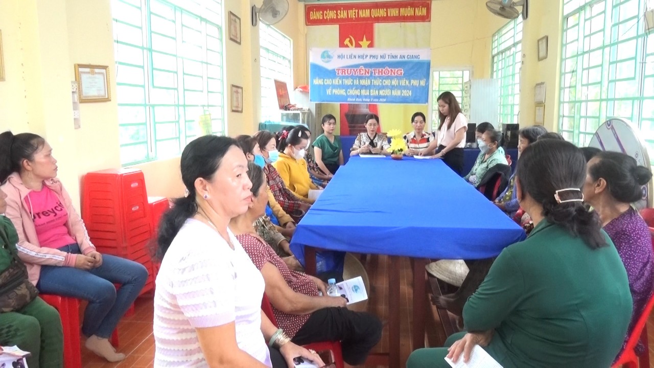 Hội viên, phụ nữ xã Khánh Bình tham dự buổi truyền thông