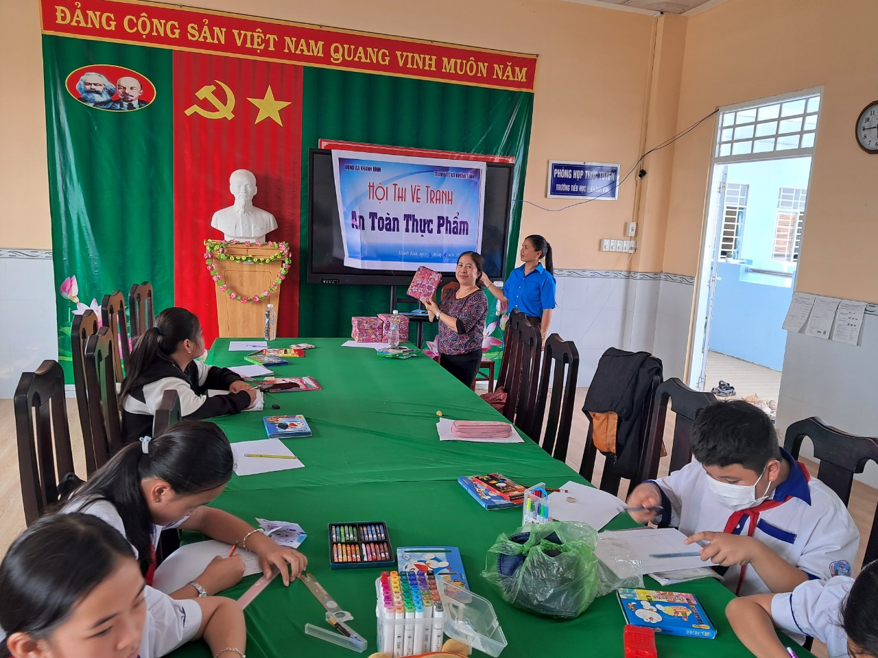 Hội thi vẽ tranh cho học sinh của trường tiểu học khánh Bình