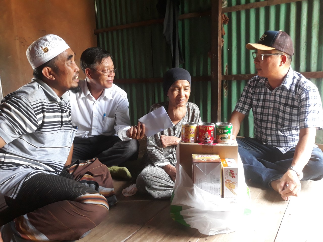 Lãnh đạo và doanh nghiệp trao tặng xe lăn và quà cho người khuyết tật, đối tượng khó khăn