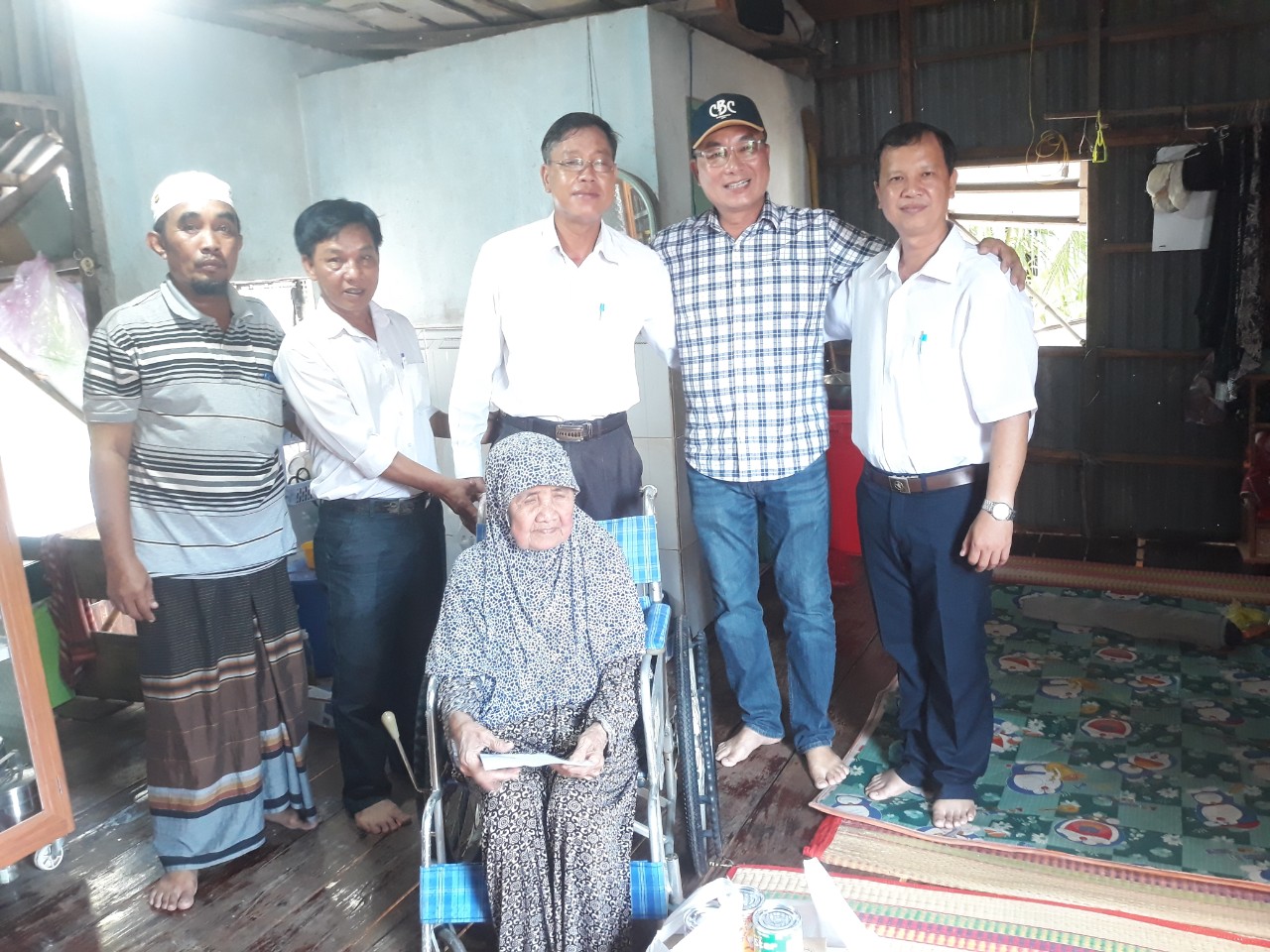 Lãnh đạo và doanh nghiệp trao tặng xe lăn và quà cho người khuyết tật, đối tượng khó khăn